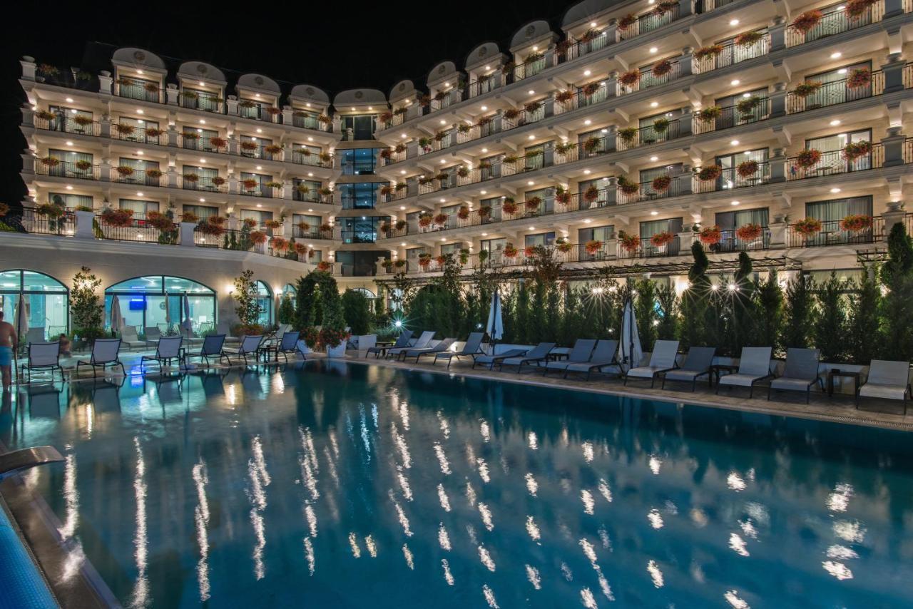 Casa Di Fiore Spa And Medical Hotel, Mineral Pools & Private Beach Kranevo Luaran gambar The hotel at night