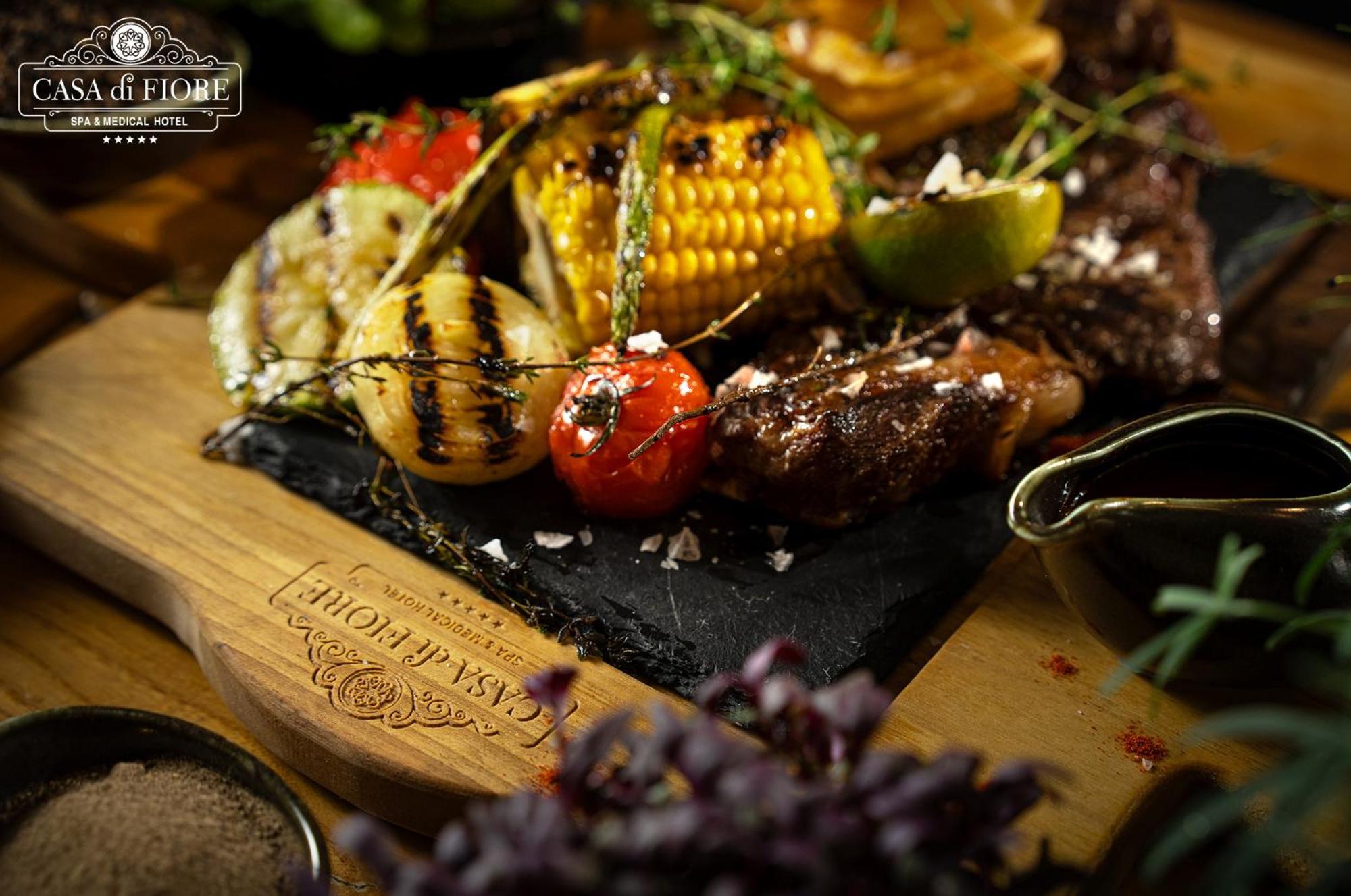 Casa Di Fiore Spa And Medical Hotel, Mineral Pools & Private Beach Kranevo Luaran gambar A grilled vegetable and meat platter