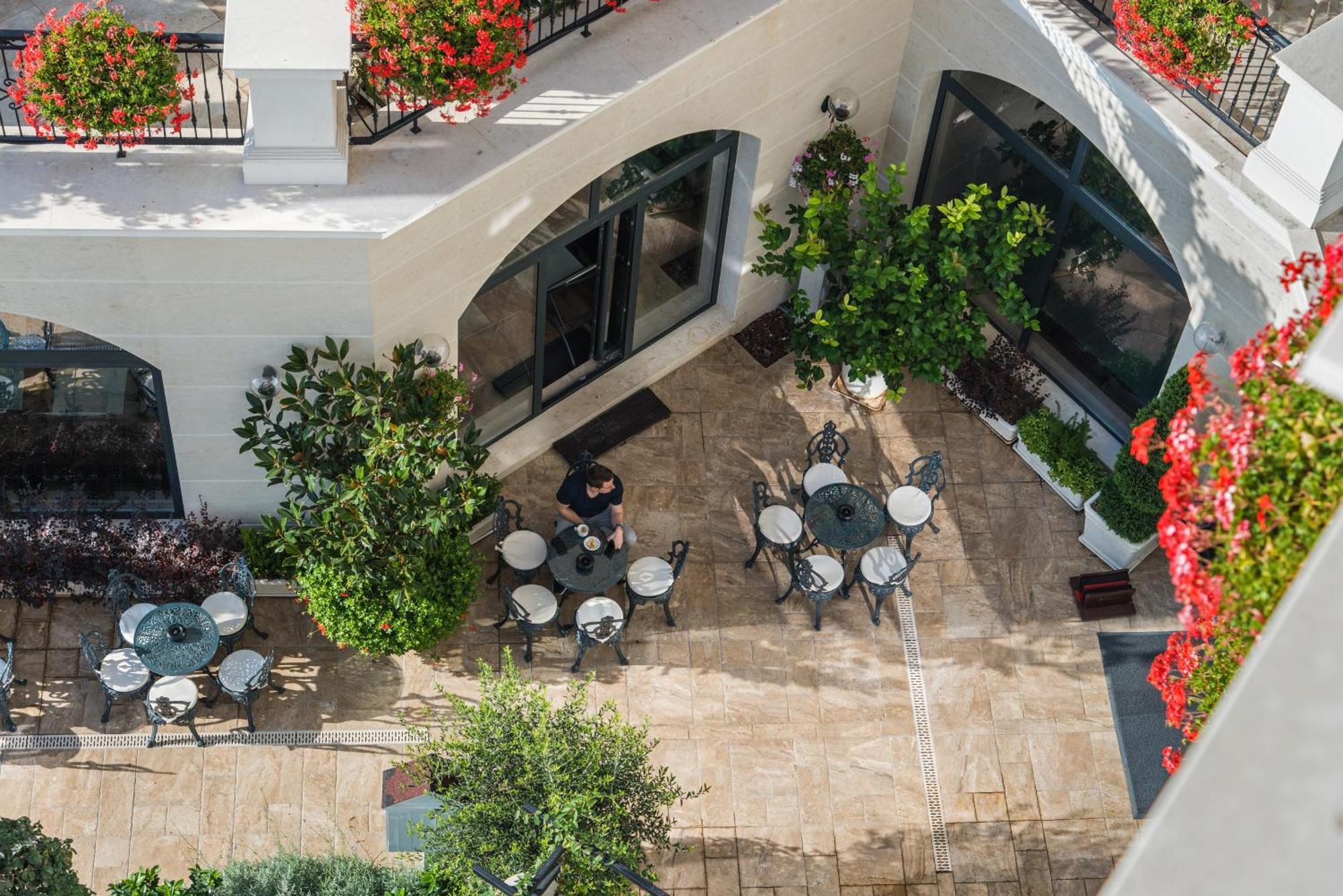 Casa Di Fiore Spa And Medical Hotel, Mineral Pools & Private Beach Kranevo Luaran gambar The courtyard of the hotel